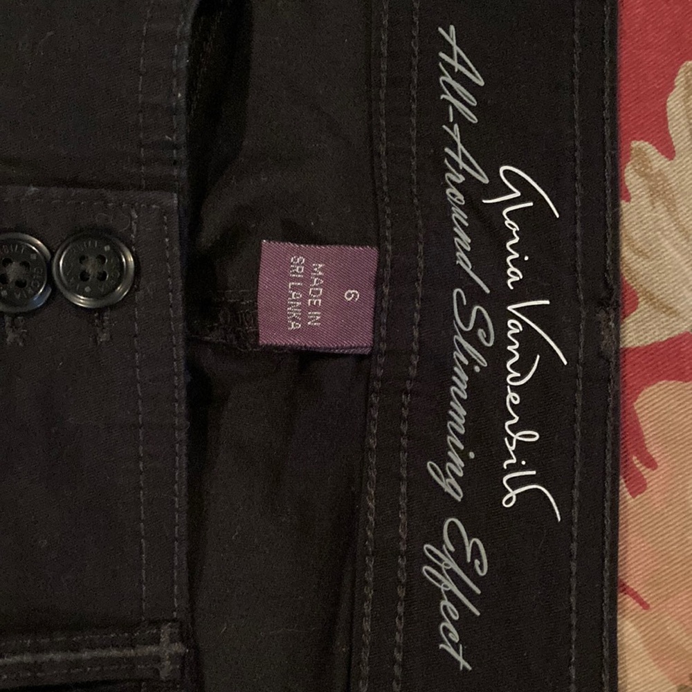 Gloria Vanderbilt Black Capris size 6.